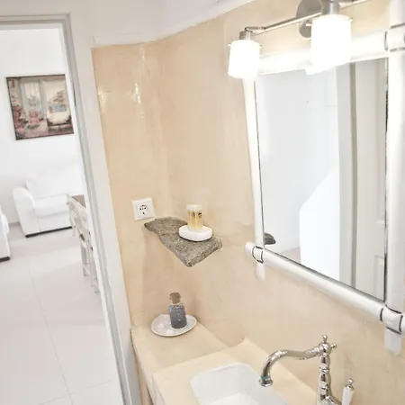 Niriides Homes & Apartahotel 4*